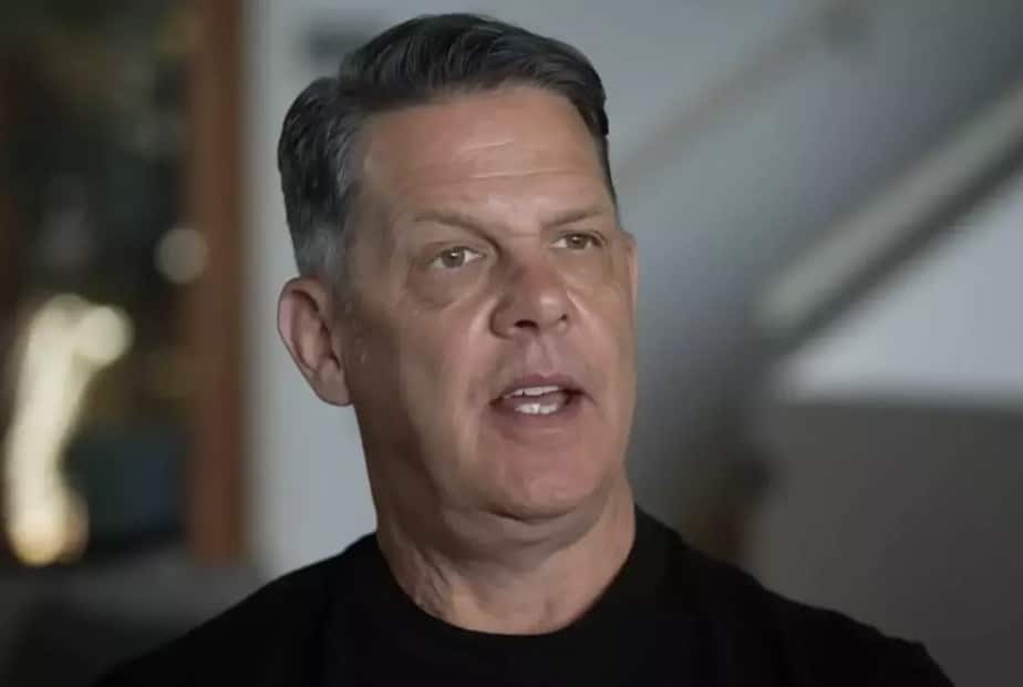 Homem diagnosticado com demência aos 55 anos teve um sinal notado antes do diagnóstico Os primeiros sintomas de Jim Rogers foram notados por um cardiologista (YouTube/ABC News In-depth)