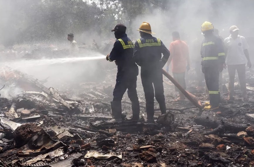 As palavras finais trágicas do piloto da Air India em um angustiado chamado de emergência antes do acidente que matou 265 pessoas Os serviços de emergência correram para o local após o acidente.
