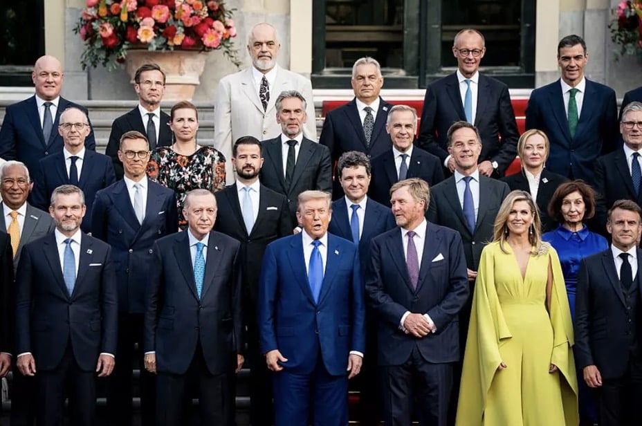 Trump gera teoria da conspiração sobre "sósia" após pessoas notarem detalhe "assustador" na reunião da OTAN Pessoas afirmaram que o presidente dos EUA usou um ‘sósia’