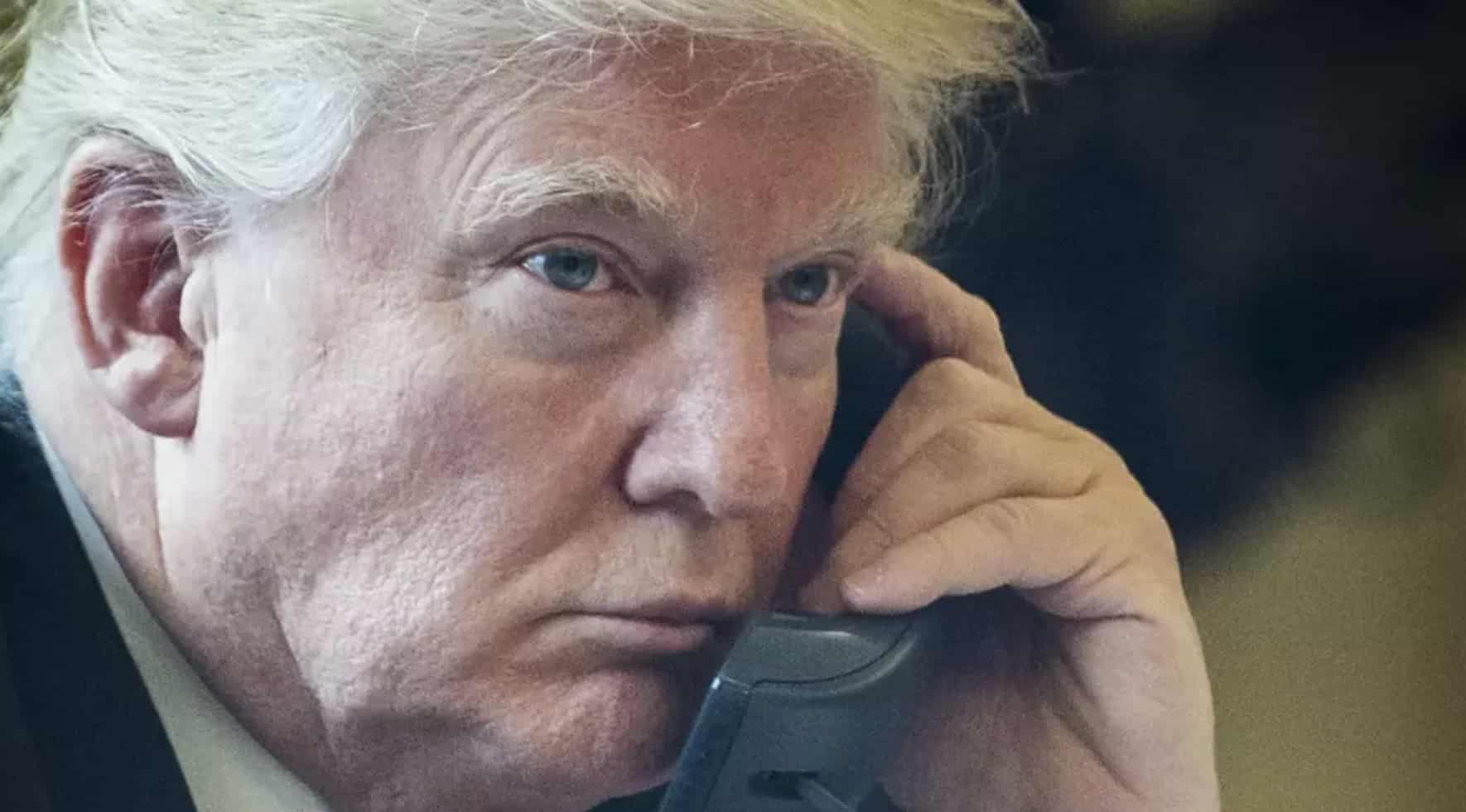 Pessoas ficaram em choque ao ver todos os detalhes do novo smartphone dourado de $499 do Trump Pessoas ficaram em choque ao ver todos os detalhes do novo smartphone dourado de $499 do Trump