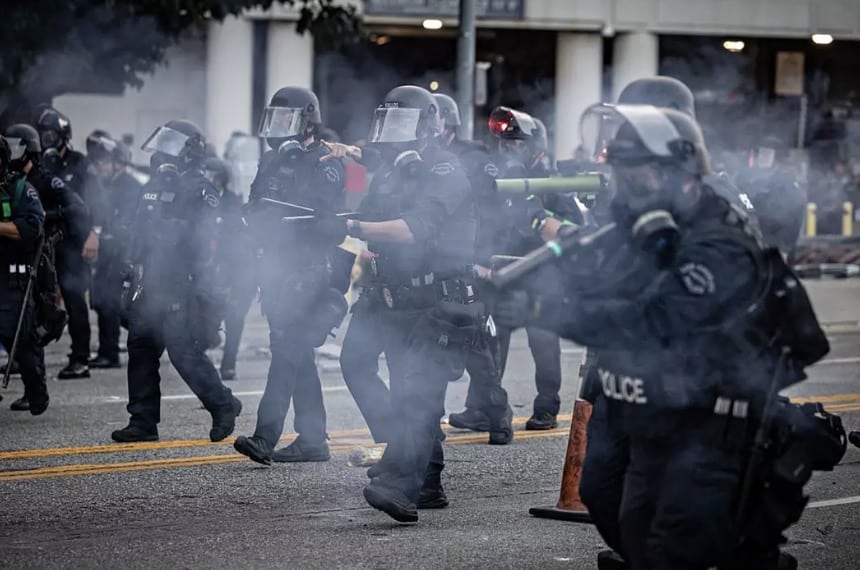 Protestos têm irrompido por toda Los Angeles devido às batidas de imigração de Trump.