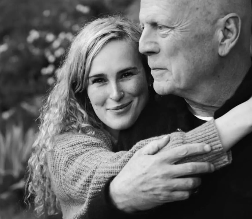 Filha de Bruce Willis compartilha atualização comovente sobre seu estado de saúde após diagnóstico de demência Rumer publicou uma mensagem comovente sobre as dificuldades que enfrenta com o pai atualmente (Rumer Willis)