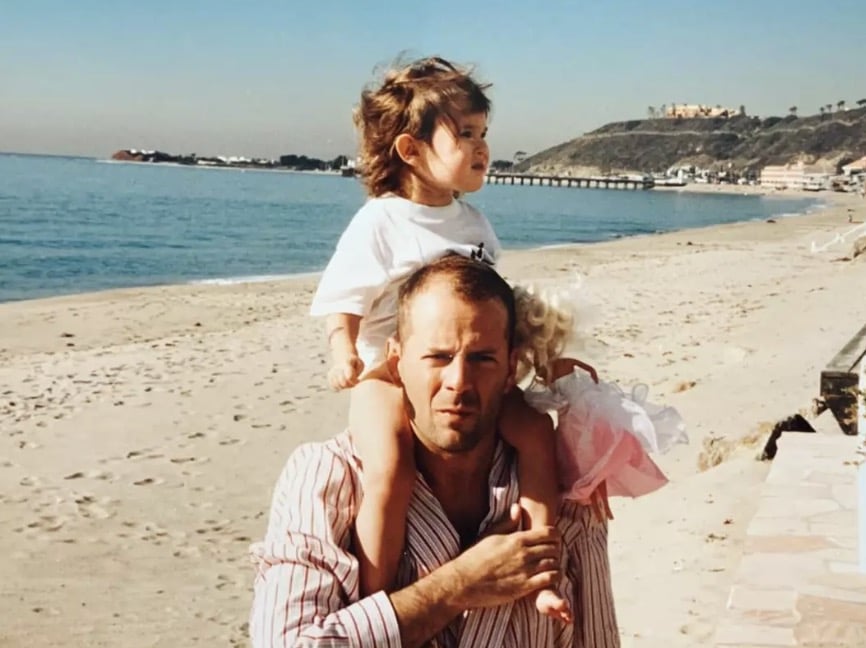 Filha de Bruce Willis compartilha atualização comovente sobre seu estado de saúde após diagnóstico de demência Rumer também compartilhou imagens dela com o pai ao longo dos anos (Rumer Willis)