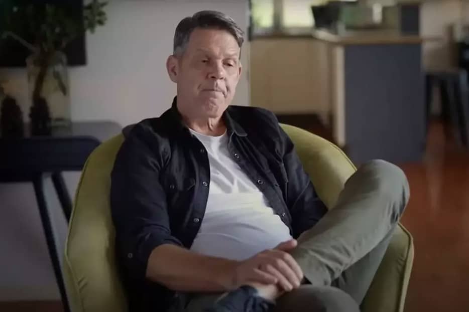 Homem diagnosticado com demência aos 55 anos teve um sinal notado antes do diagnóstico Seu telefone celular deu uma pista ao médico (YouTube/ABC News In-depth)