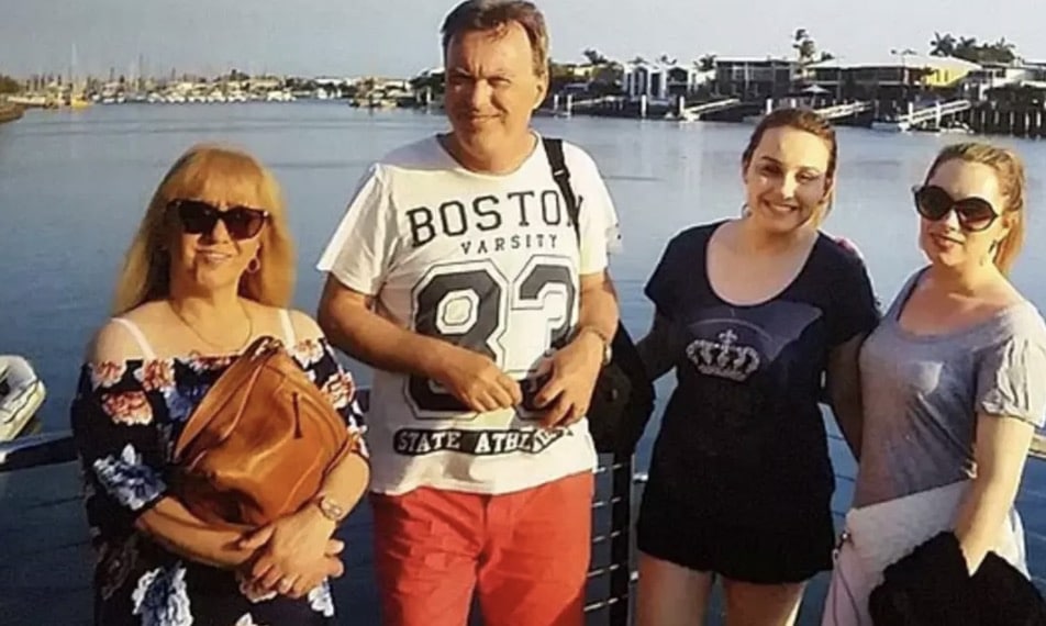 Mulher gravemente queimada em desastre vulcânico que matou 22 pessoas mostra como está 5 anos depois Stephanie Coral Browitt estava visitando a ilha durante as férias com sua mãe, pai e irmã (Instagram/@stephaniecoral96)
