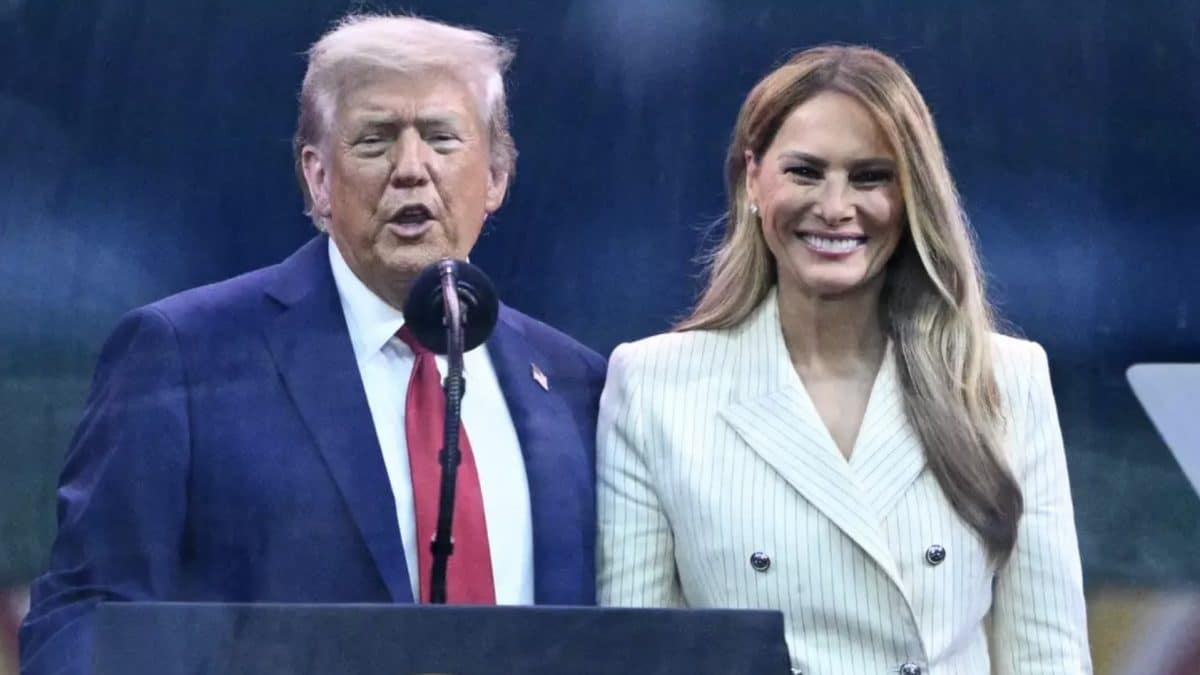 Teoria da conspiração sobre "sósia" de Melania Trump ganha força após pessoas notarem o que ela fez durante desfile