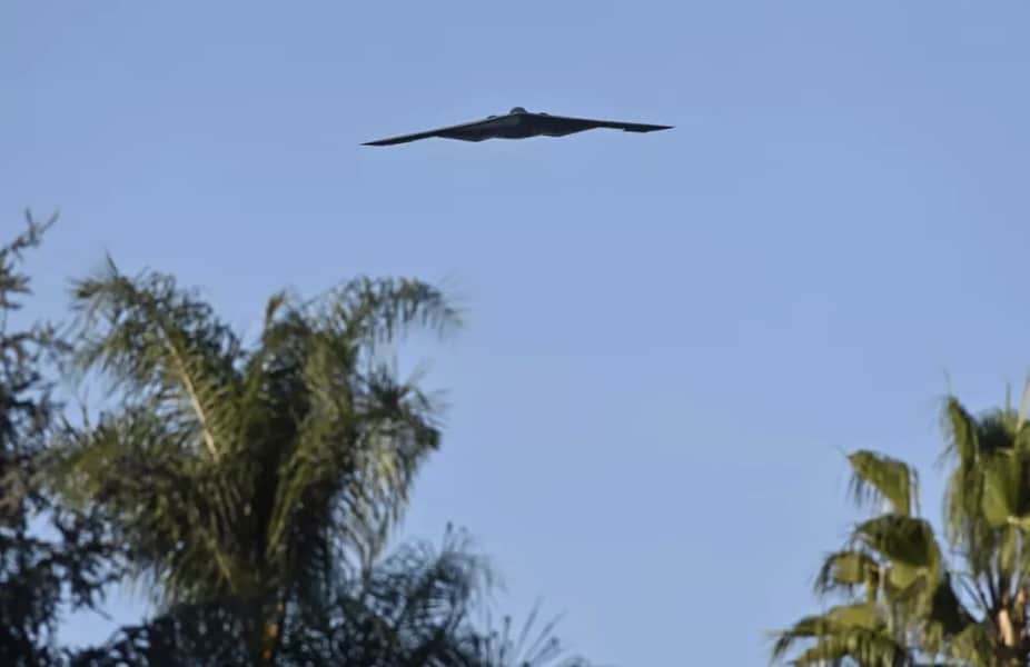 Todos estão apontando a mesma coisa enquanto 3 bombardeiros dos EUA decolam em meio ao conflito entre Israel e Irã Três bombardeiros furtivos B-2 “Spirit”, vistos sobrevoando Pasadena na Califórnia em janeiro, foram enviados para uma base militar próxima ao Irã