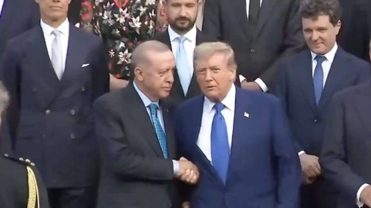 Trump gera teoria da conspiração sobre "sósia" após pessoas notarem detalhe "assustador" na reunião da OTAN