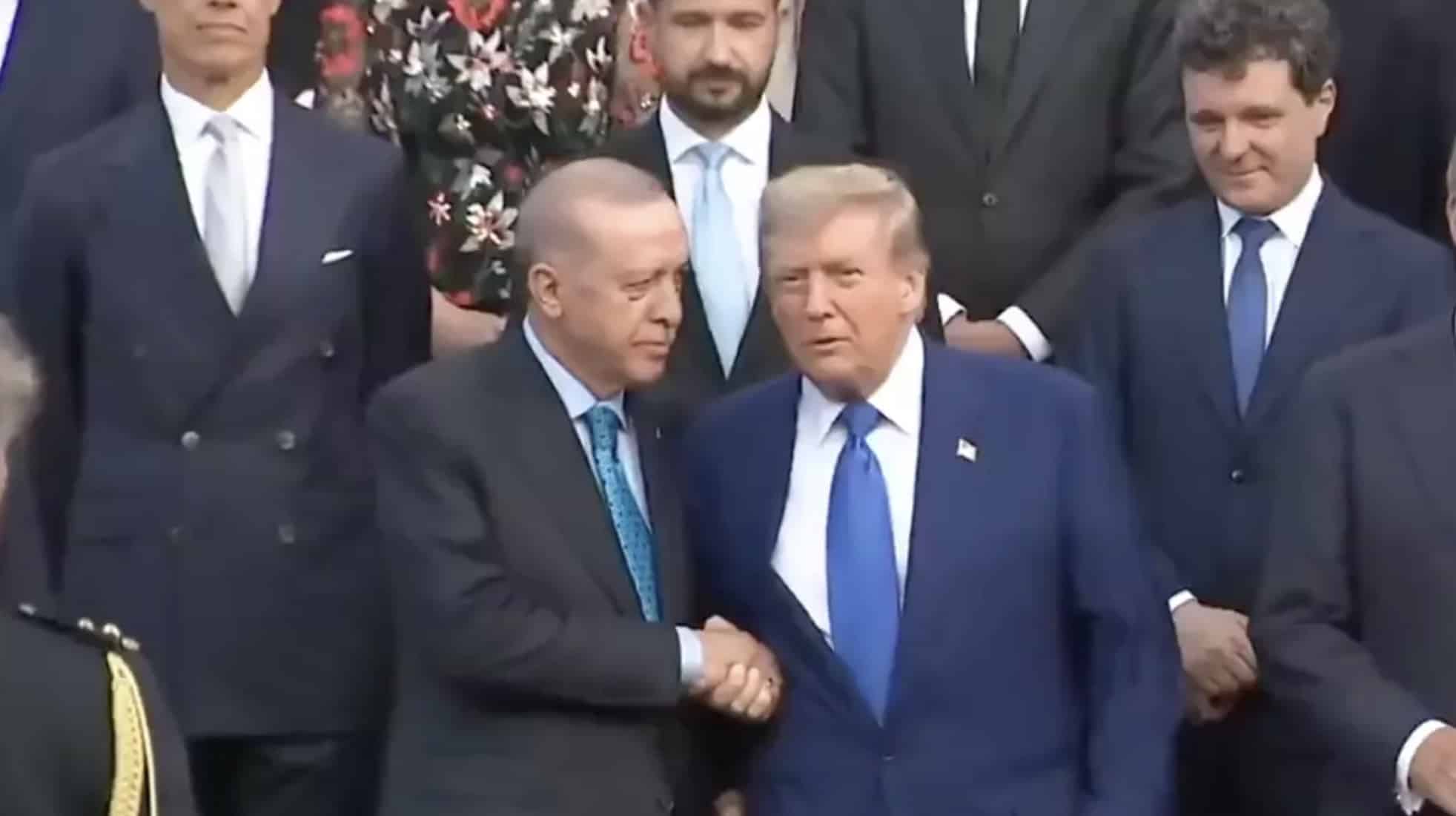Trump gera teoria da conspiração sobre "sósia" após pessoas notarem detalhe "assustador" na reunião da OTAN Trump gera teoria da conspiração sobre "sósia" após pessoas notarem detalhe "assustador" na reunião da OTAN