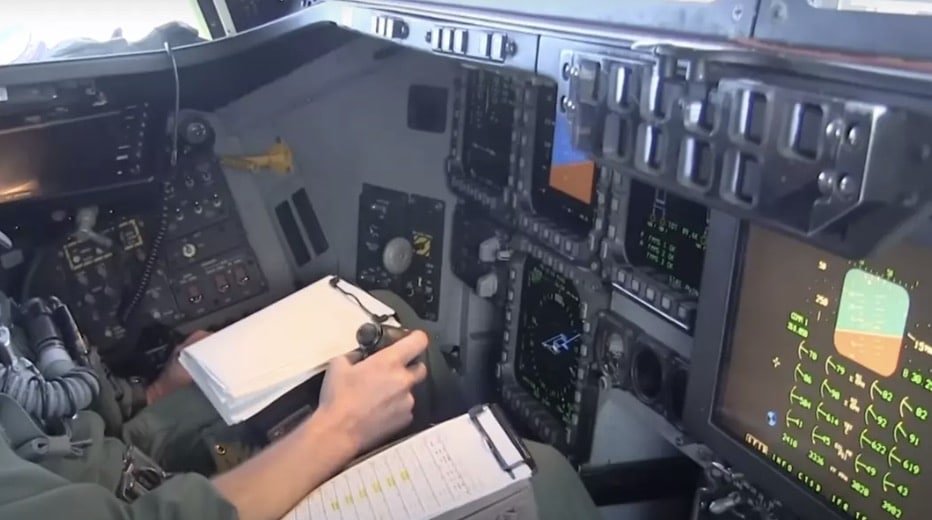 Por dentro de um bombardeiro furtivo dos EUA de US$ 2.100.000.000 feito de material "que absorve radar", tornando-o impossível de detectar Um olhar dentro da cabine de um bombardeiro furtivo B‑2 Spirit (YouTube/Military Times)