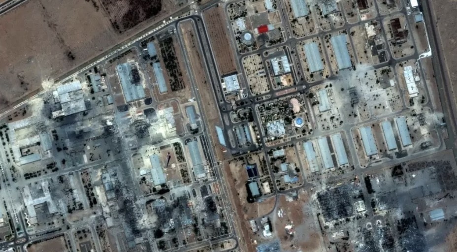 Fotos de antes e depois mostram diferenças nos locais nucleares do Irã após os bombardeios dos EUA Vários edifícios foram danificados ou completamente destruídos no ataque (Maxar Technologies)