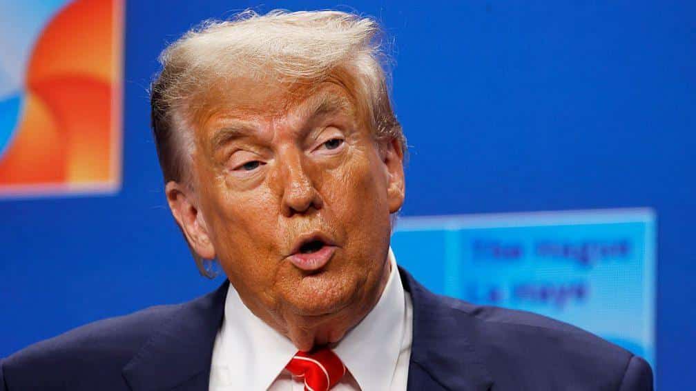 Vice-presidente revela medo "nuclear" após Trump apertar botão vermelho no Salão Oval na sua frente Vice-presidente revela medo "nuclear" após Trump apertar botão vermelho no Salão Oval na s