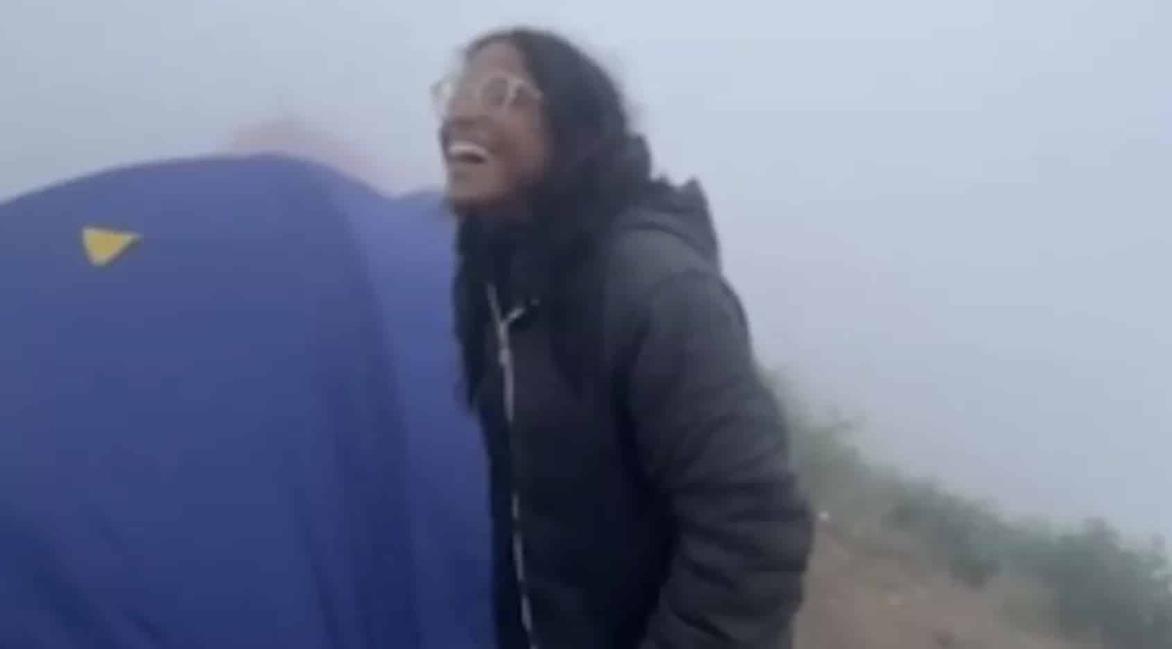 Vídeo assustador mostra trilha de brasileira durante viagem antes de ela ficar presa e morrer 300 metros em vulcão Vídeo assustador mostra trilha de brasileira durante viagem antes de ela ficar presa e morrer 300 metros em vulcão