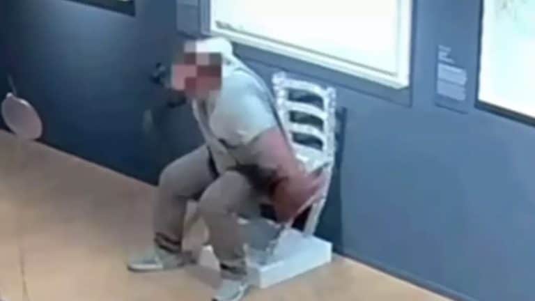 Vídeo chocante mostra o momento em que turista 'desrespeitoso' quebra cadeira de 'Van Gogh' coberta de cristais após sentar nela