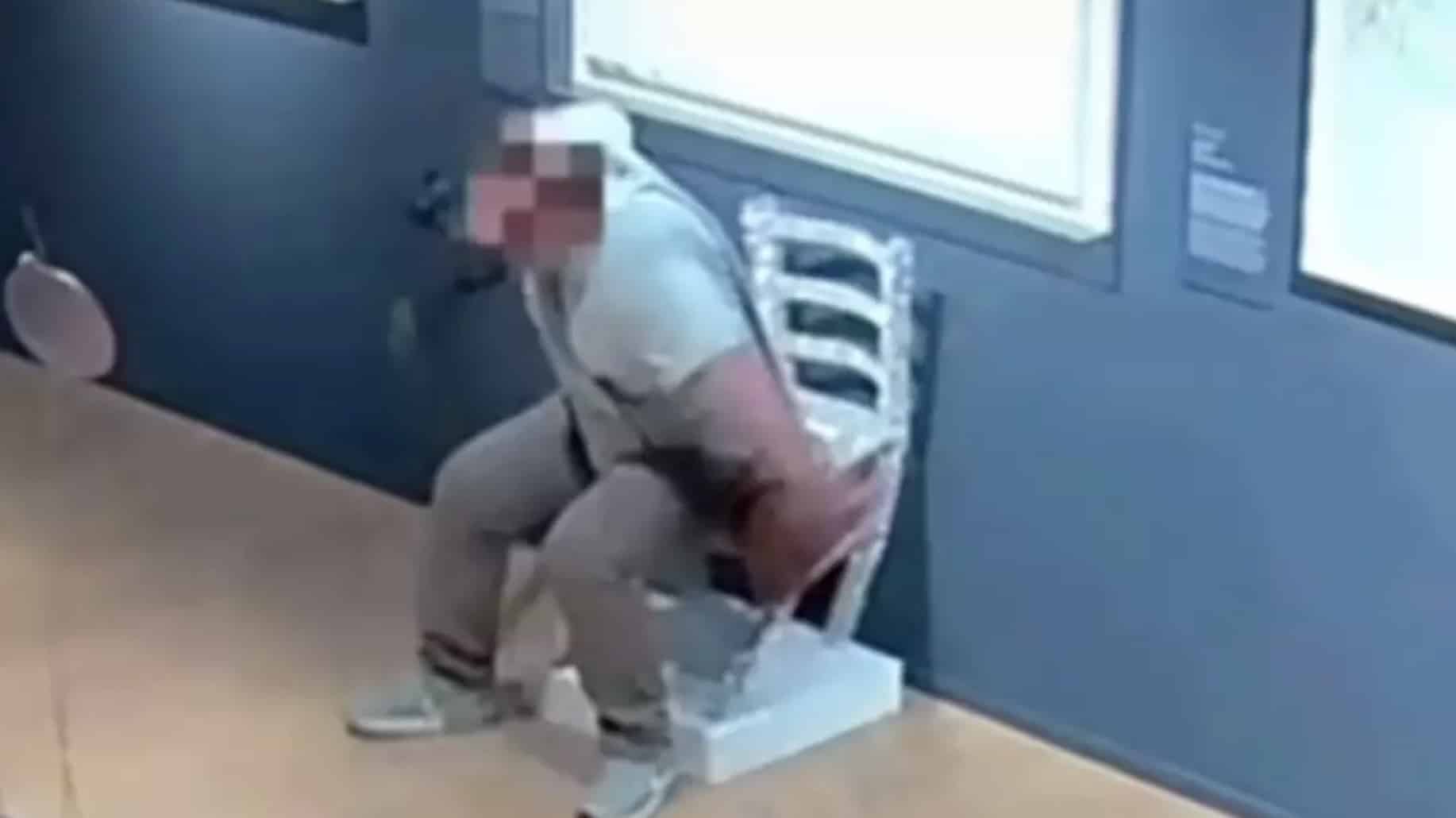 Vídeo chocante mostra o momento em que turista 'desrespeitoso' quebra cadeira de 'Van Gogh' coberta de cristais após sentar nela Vídeo chocante mostra o momento em que turista 'desrespeitoso' quebra cadeira de 'Van Gogh' coberta de cristais após sentar nela