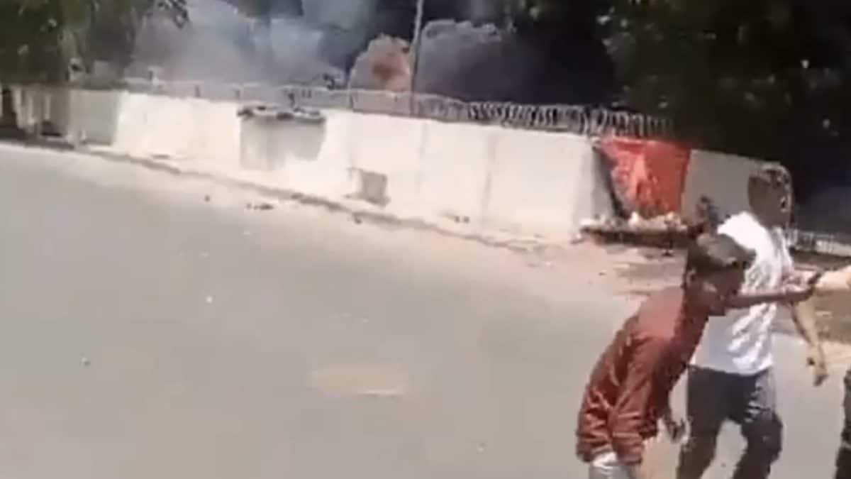 Vídeo inédito incrível mostra o momento em que o único sobrevivente do acidente de avião da Air India escapa dos destroços