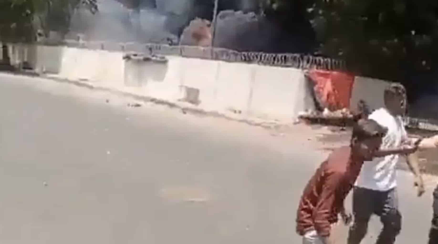 Vídeo inédito incrível mostra o momento em que o único sobrevivente do acidente de avião da Air India escapa dos destroços Vídeo inédito incrível mostra o momento em que o único sobrevivente do acidente de avião da Air India escapa dos destroços