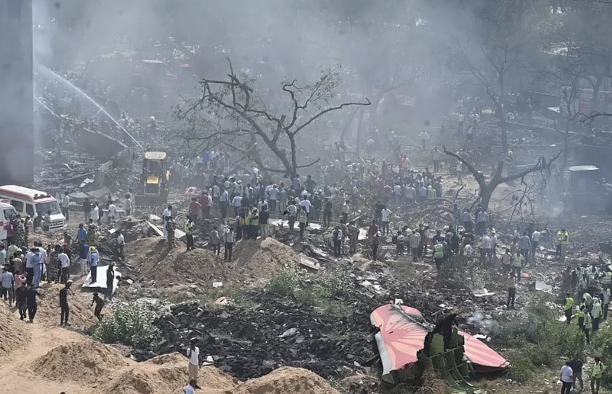 Dono da Air India revela quanto pagará às famílias afetadas após avião com 242 pessoas a bordo cair pouco depois da decolagem Vista do local onde um avião caiu pouco após decolar do Aeroporto Internacional Sardar Vallabhbhai Patel, no estado de Gujarat, no oeste da Índia, hoje.