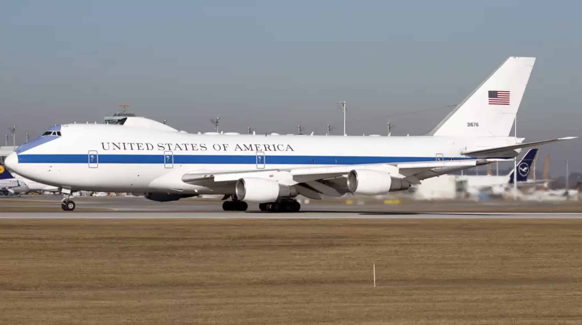 'Avião do juízo final' de Donald Trump faz voo 'altamente incomum' enquanto ele emite alerta assustador avião