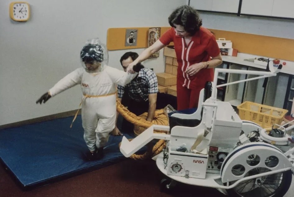 A NASA fez um traje para que David pudesse sair da bolha, mas ele o usou apenas algumas vezes