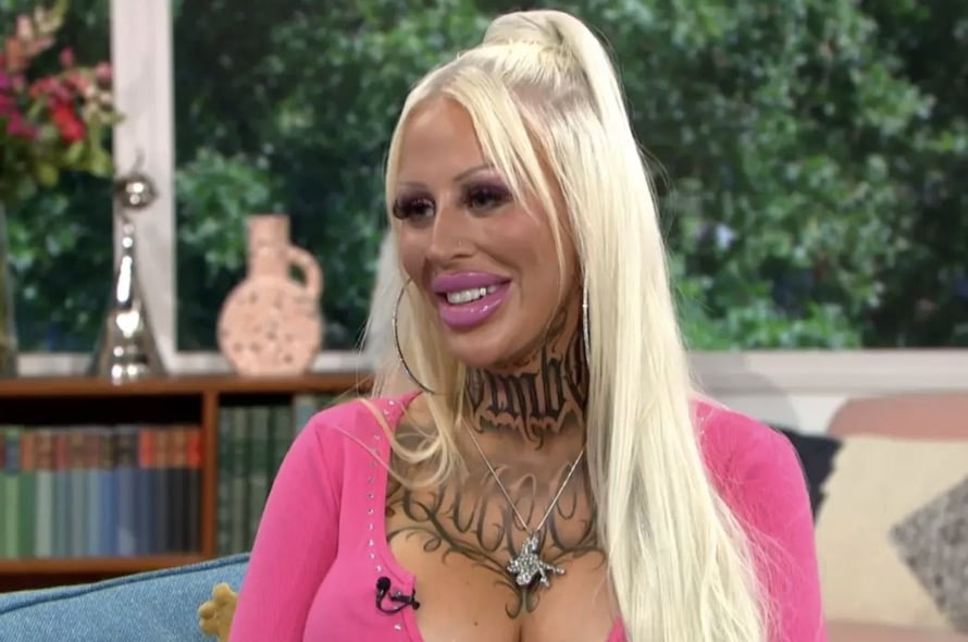 Alicia Amira se identifica como uma “bimbo profissional” (ITV)