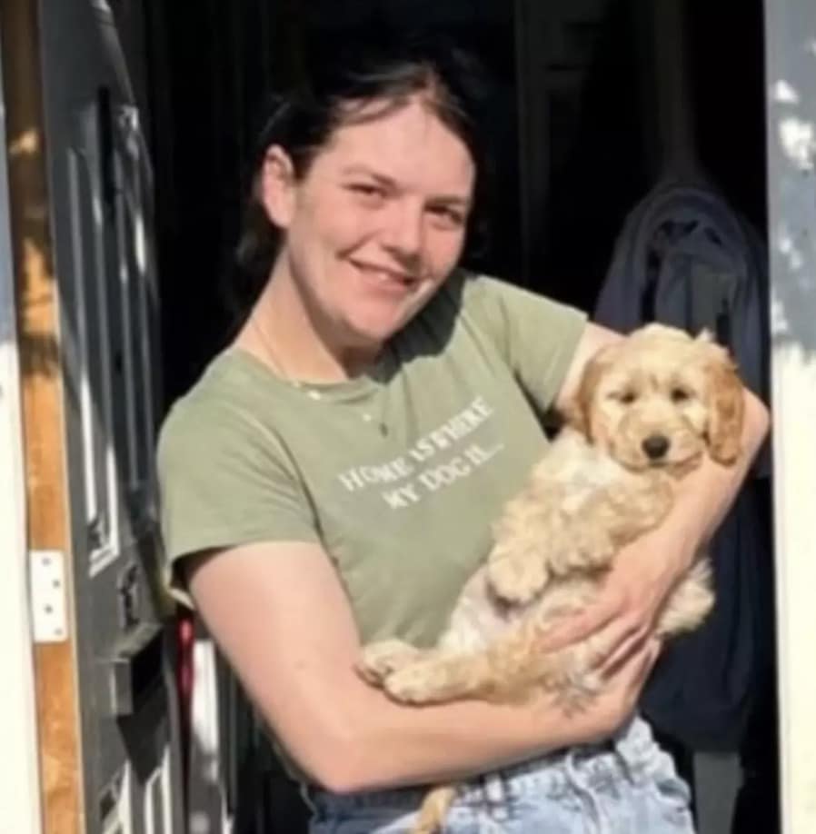 Mulher de 29 anos entra em coma após fazer tatuagem durante viagem de despedida de solteira Amigos e familiares de Poppy acreditam que a tatuagem que ela fez pode ser a causa de seus problemas de saúde (GoFundMe)