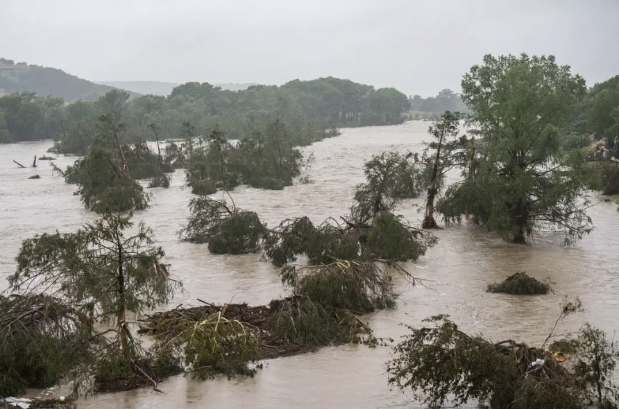 Pelo menos 24 mortos e mais de 20 crianças desaparecidas após acampamento de verão nos EUA ser arrastado por inundações extremas As inundações foram devastadoras
