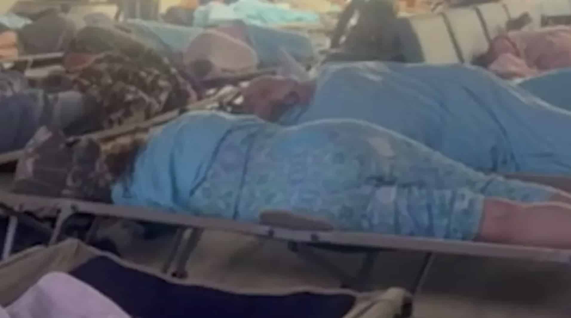Avião é forçado a desviar rota, deixando passageiros presos por 17 horas após casal cometer ato ilegal Avião é forçado a desviar rota, deixando passageiros presos por 17 horas após casal cometer ato ilegal