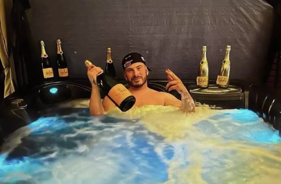 Homem que "dormiu com 1.000 mulheres" faz alerta severo após revelar o que isso causou a ele Benny James afirma ter dormido com mais de 1.000 mulheres (SWNS)