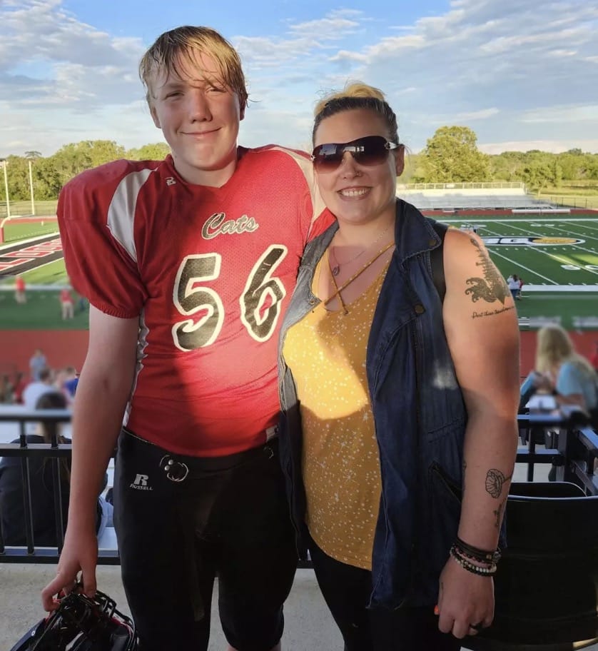 Caleb Moore com sua mãe, Morgan (Kennedy News)