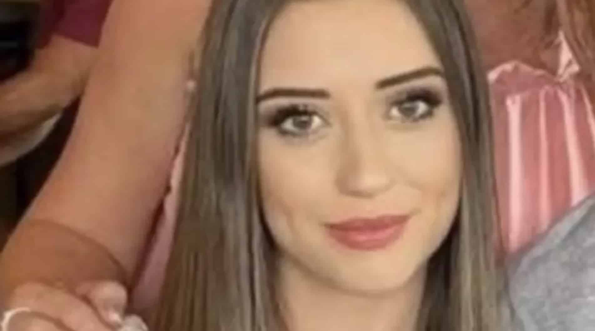 Comissária de bordo, de 20 anos, é encontrada morta em superiate em "playground de bilionários" com cortes no pescoço Comissária de bordo, de 20 anos, é encontrada morta em superiate em "playground de bilionários" com cortes no pescoço