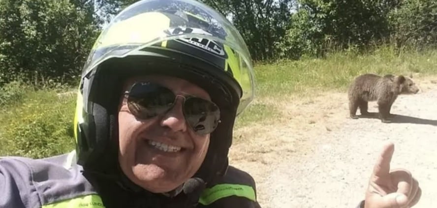 Selfie angustiante de turista com filhote antes de ser morto por ataque de urso De acordo com estatísticas recentes, pode haver cerca de 13.000 ursos na Romênia (Facebook/Omar Farang Zin)