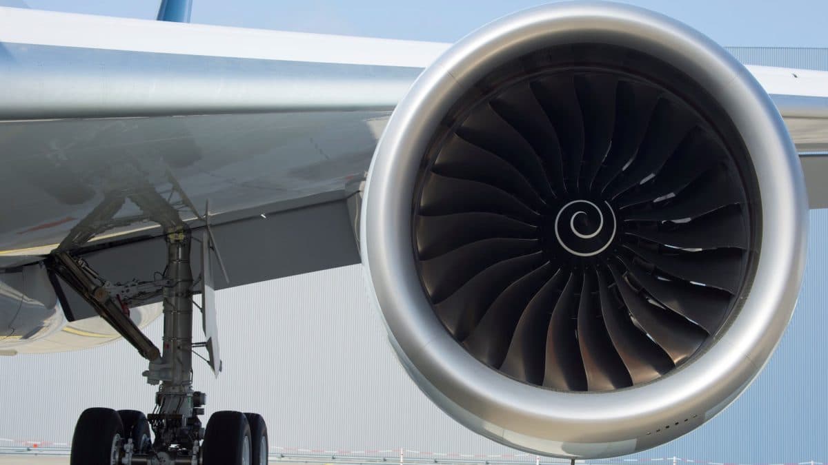 Detalhes horríveis são divulgados após homem morrer em aeroporto ao ser sugado por motor de avião