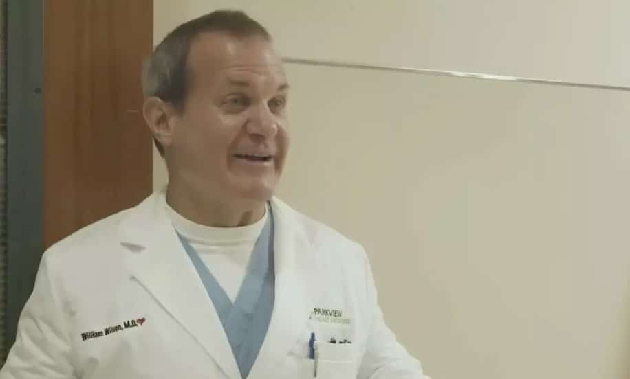 Dr. Wilson não queria acreditar que estava sofrendo um ataque cardíaco, mesmo que todos os seus sintomas apontassem para isso (YouTube/ParkviewHealth)