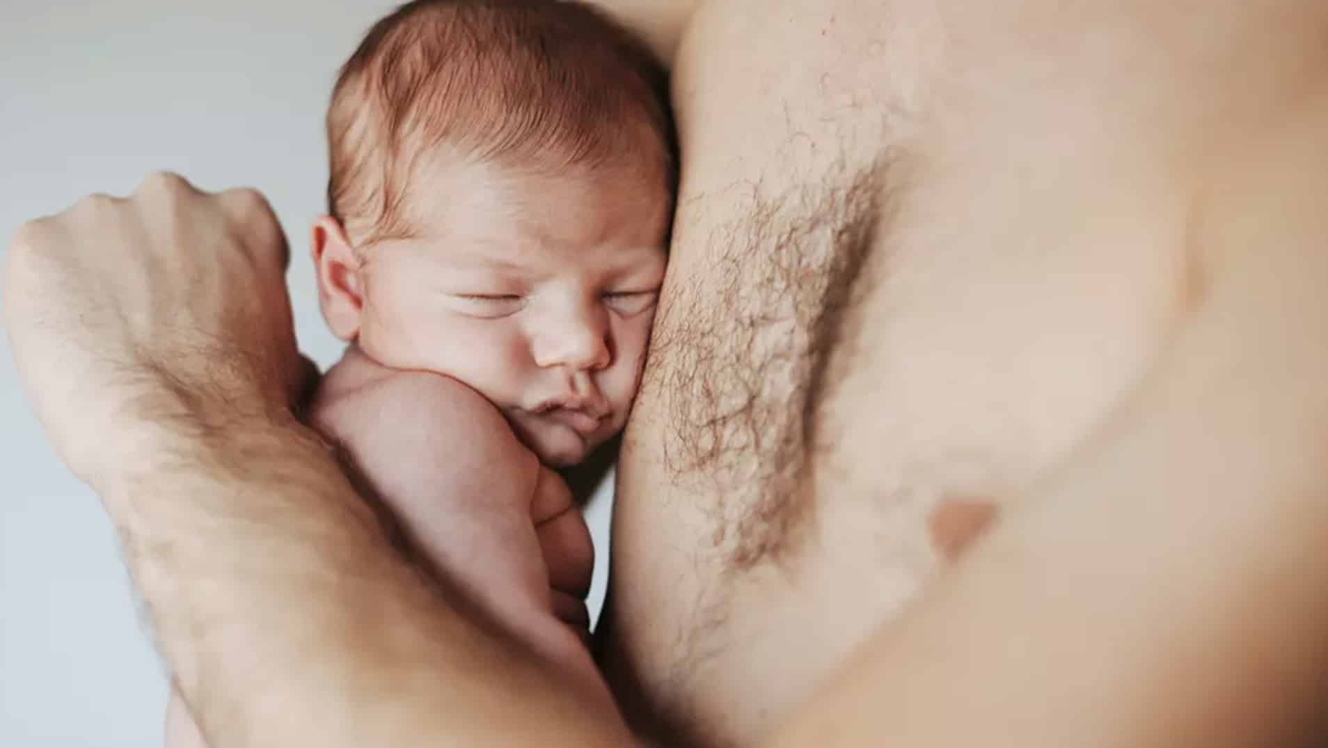 Especialistas emitem alerta grave de saúde após bebê menina desenvolver "micropênis" ao deitar no peito do pai Especialistas emitem alerta grave de saúde após bebê menina desenvolver "micropênis" ao deitar no peito do pai