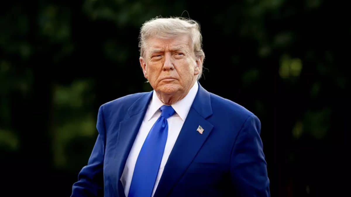 Foto bizarra de Trump como Superman compartilhada pela Casa Branca faz pessoas questionarem uma coisa
