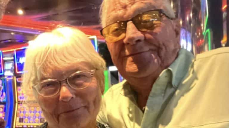 Gesto simples feito por casal com raciocínio rápido "salvou muitas vidas" enquanto enchentes repentinas devastavam o acampamento
