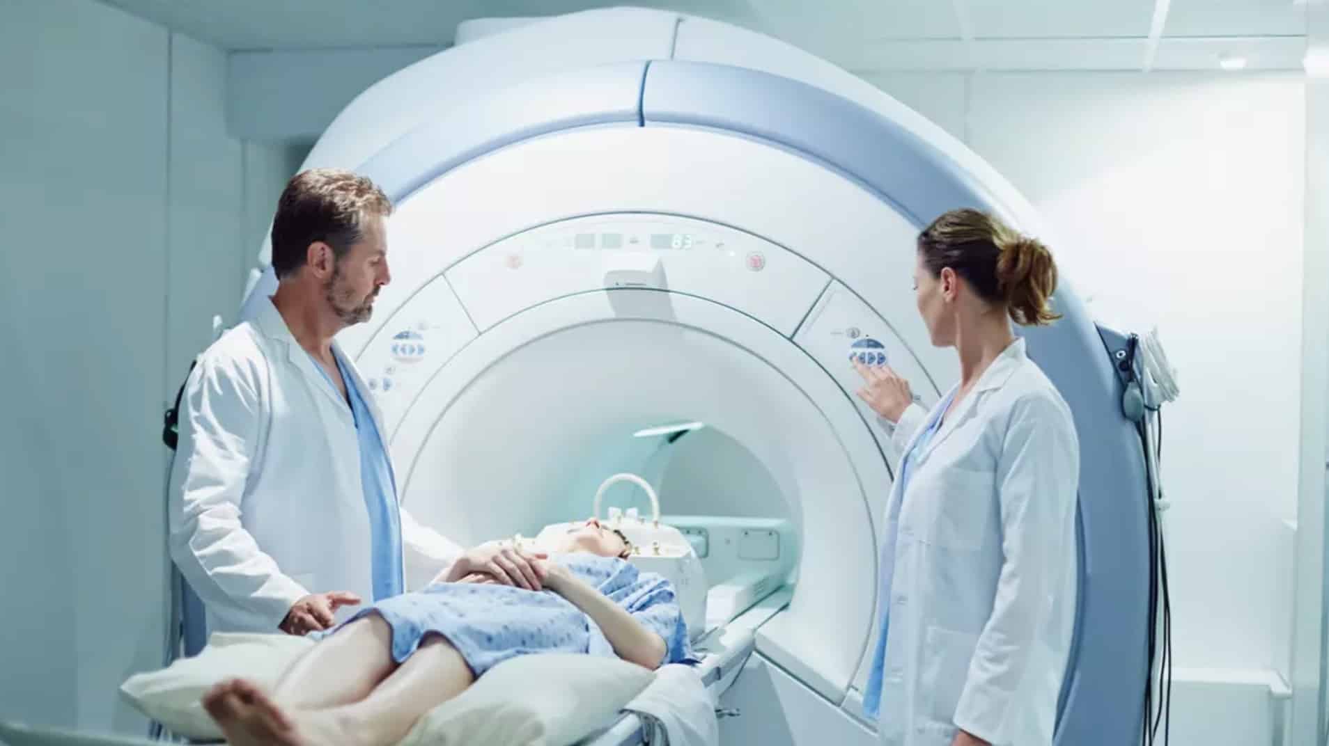 Homem fica em estado crítico após ser sugado por aparelho de ressonância magnética enquanto usava colar de metal Homem fica em estado crítico após ser sugado por aparelho de ressonância magnética enquanto usava colar de metal