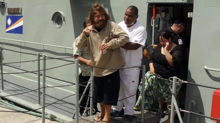 Homem que sobreviveu após ficar à deriva por 438 dias no mar sem comida ou água revela como conseguiu se manter vivo