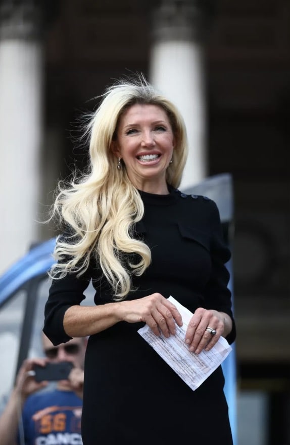 Kate Shemirani é conhecida por divulgar teorias da conspiração
