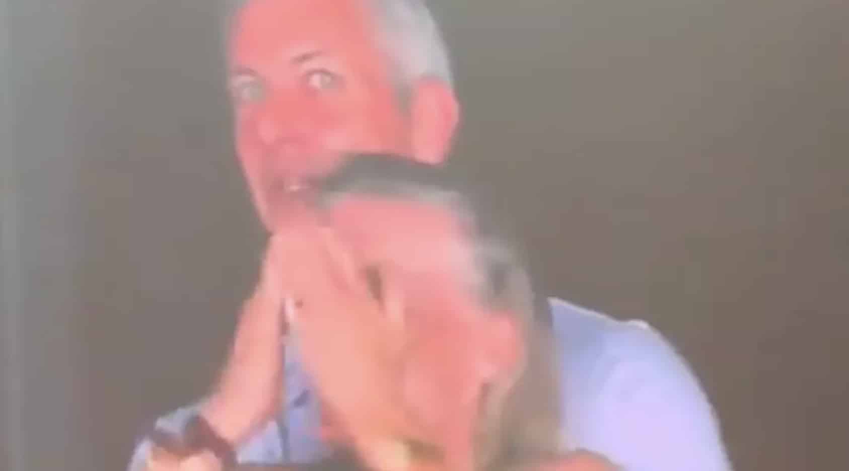 Leitor labial revela "o que o CEO disse à mulher" após ser flagrado pelas câmeras no show do Coldplay Leitor labial revela "o que o CEO disse à mulher" após ser flagrado pelas câmeras no show do Coldplay