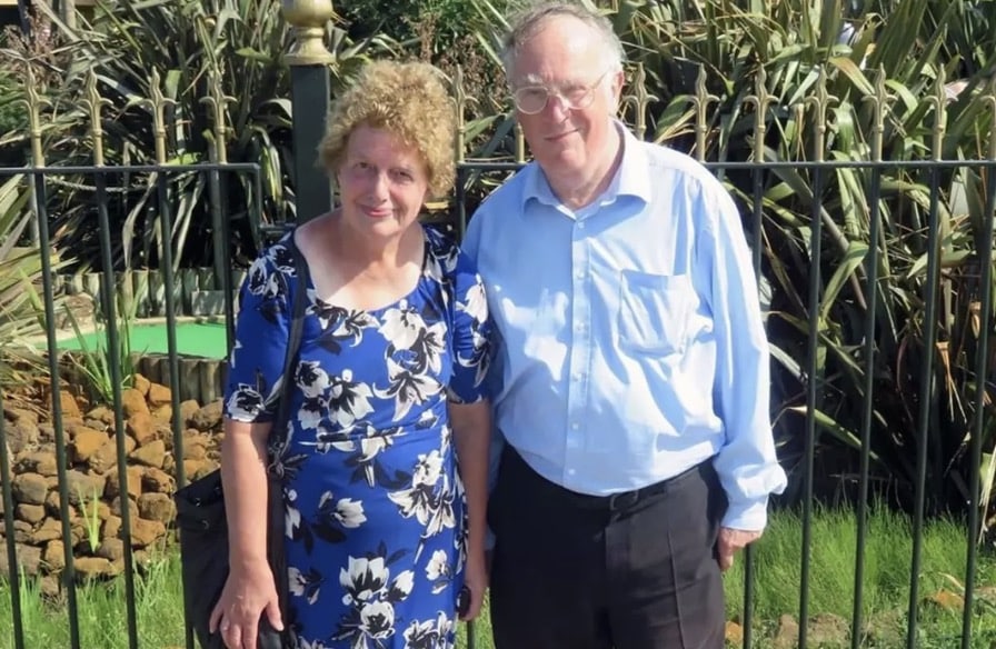Lois foi morta a facadas, enquanto John foi envenenado por Ginny (Polícia de Essex)