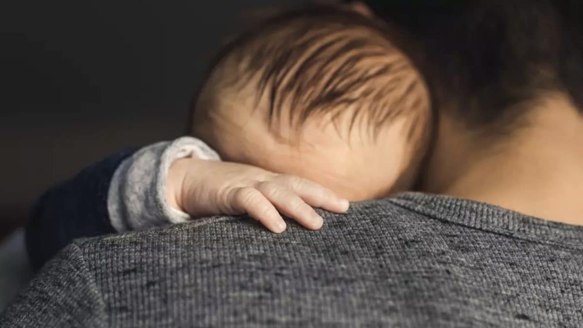 Médico explica como bebê desenvolveu "micropênis" após carinho com o pai em reação bizarra