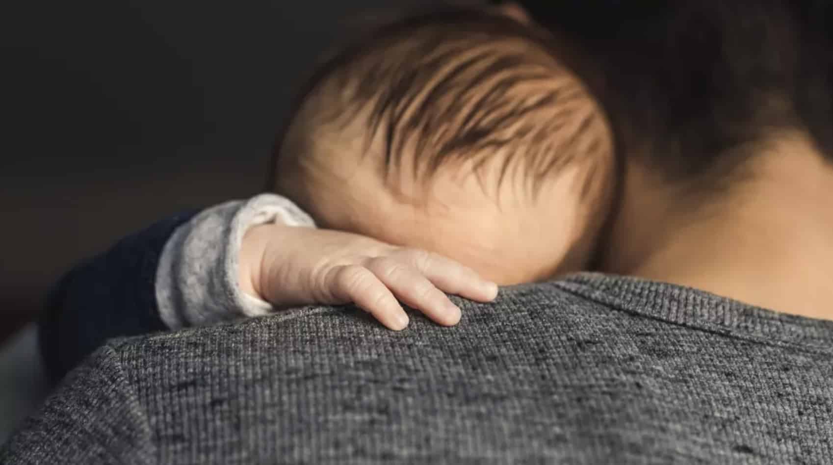 Médica explica como bebê menina desenvolveu "micropênis" após carinho com o pai em reação bizarra Médico explica como bebê desenvolveu "micropênis" após carinho com o pai em reação bizarra