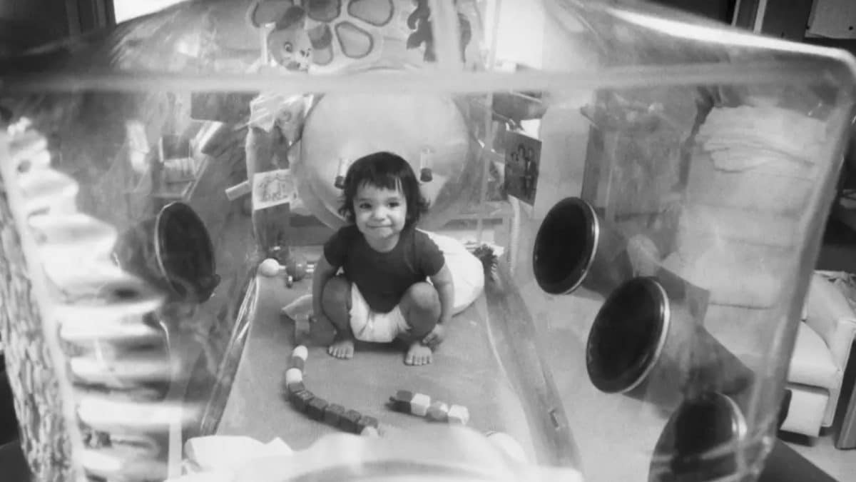 “Menino da bolha” passou a vida em câmaras plásticas e não podia interagir com o mundo exterior até morrer aos 12 anos