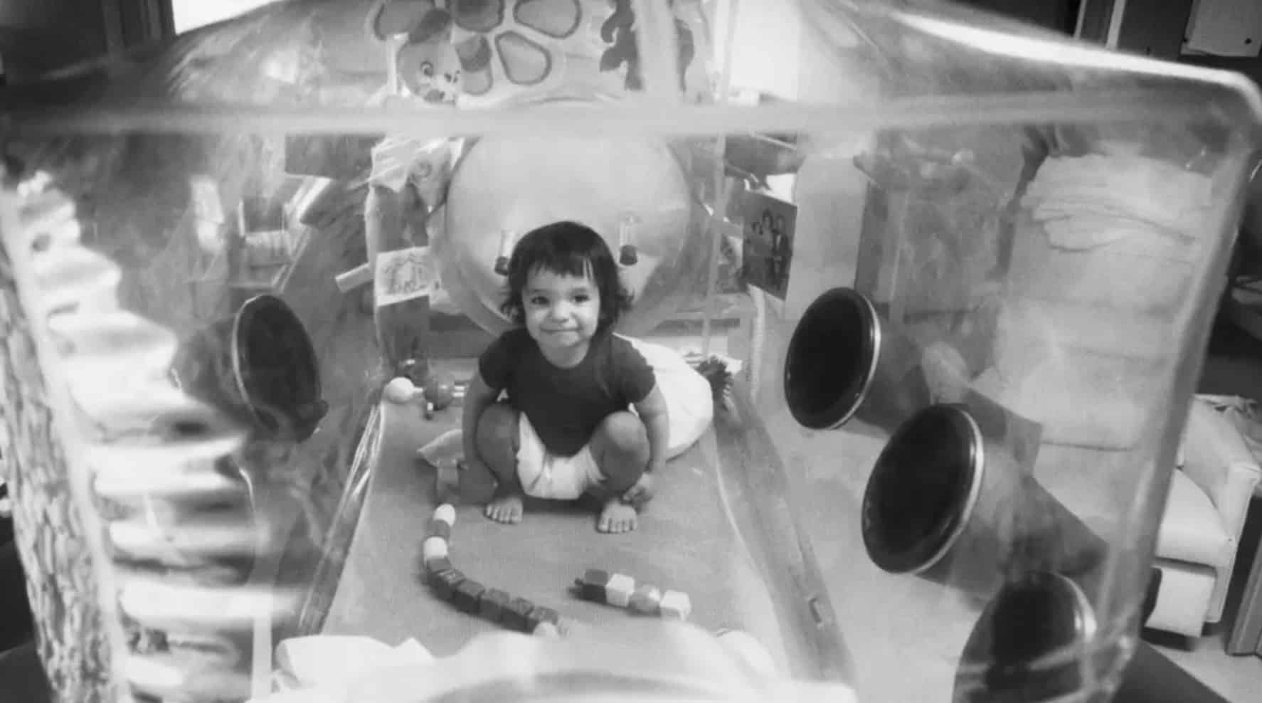 “Menino da bolha” passou a vida em câmaras plásticas e não podia interagir com o mundo exterior até morrer aos 12 anos “Menino da bolha” passou a vida em câmaras plásticas e não podia interagir com o mundo exterior até morrer aos 12 anos