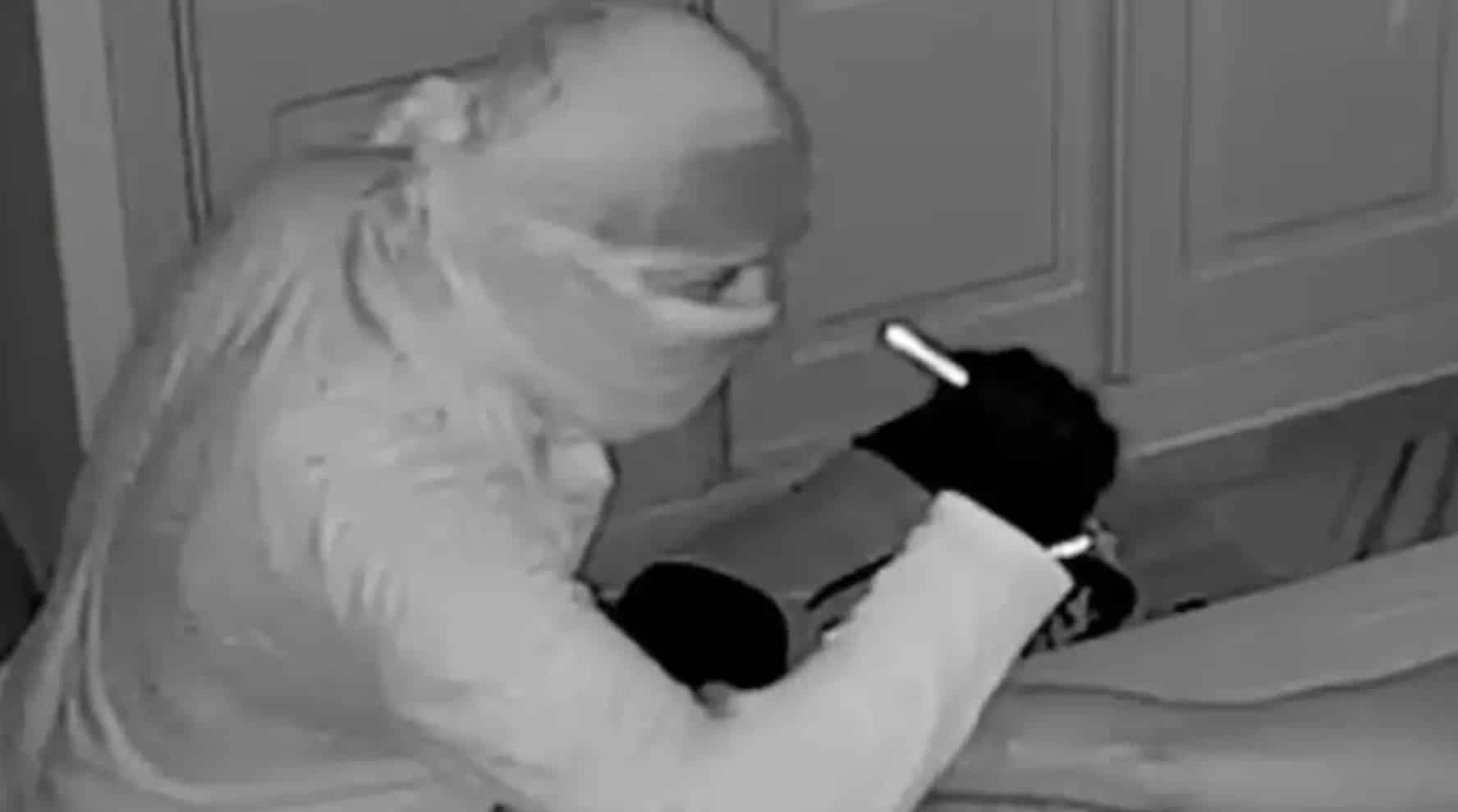Momento assustador em que invasor observa mulher nua com lanterna enquanto ela dormia ao lado do parceiro Momento assustador em que invasor observa mulher nua com lanterna enquanto ela dormia ao lado do parceiro
