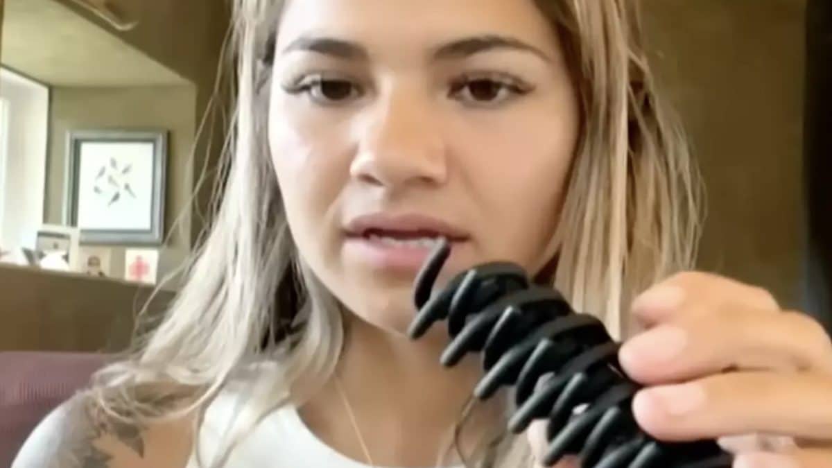 Mulher explica como um acessório de cabelo de $ 3 salvou sua vida enquanto sua cabeça estava na boca de um urso-pardo