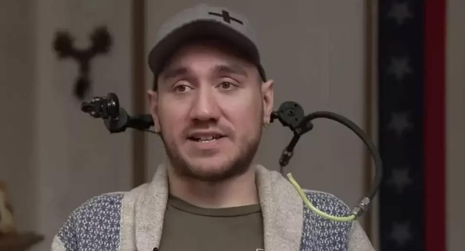 Mulher totalmente paralisada compartilha os principais efeitos do implante cerebral Neuralink de Elon Musk Noland Arbaugh tornou-se a primeira pessoa a usar o chip Neuralink de Elon Musk (ABC)