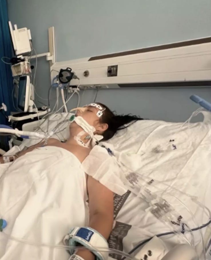 Mulher de 29 anos entra em coma após fazer tatuagem durante viagem de despedida de solteira O pai de Poppy afirmou que a jovem de 29 anos está agora lutando pela vida (GoFundMe)